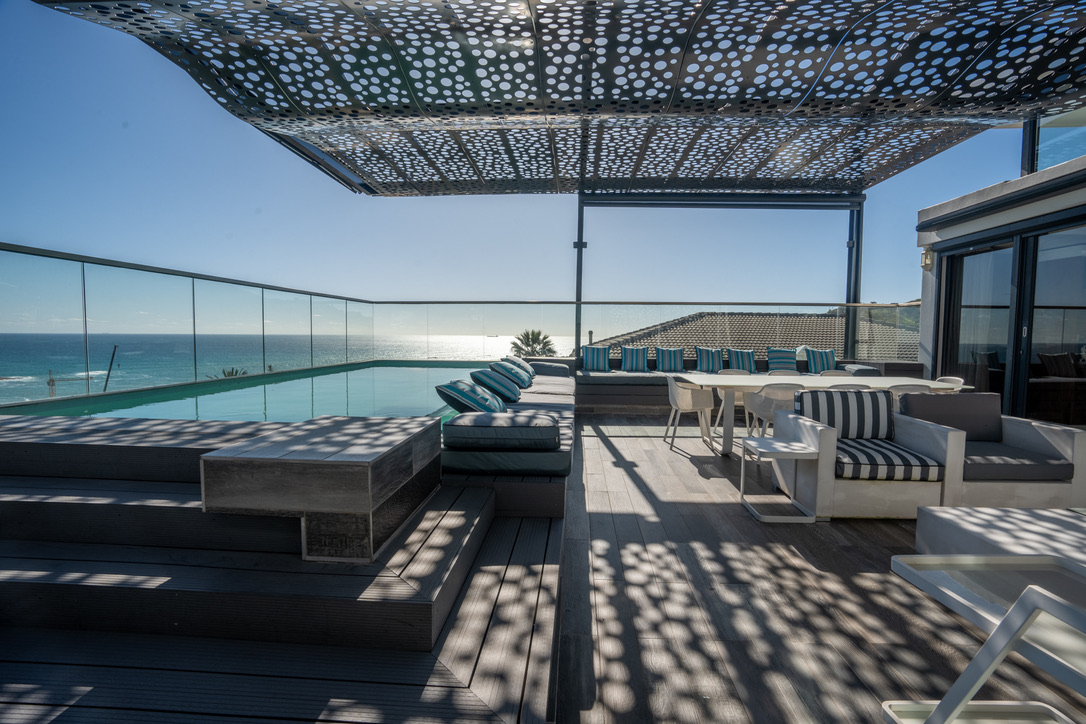 Sedgemoor Villa pool and terrace — Camps Bay